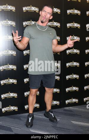 LOS ANGELES - AUG 11: Theorie bei der WrestleMania Launch Party im SoFi Stadium am 11. August 2022 in Los Angeles, CA Stockfoto