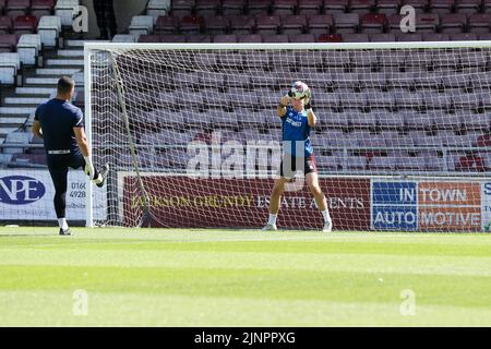 Die Spieler von Hartlepool United wärmen sich am Samstag, den 13.. August 2022, vor dem Spiel der Sky Bet League 2 zwischen Northampton Town und Hartlepool United im PTS Academy Stadium in Northampton auf. (Kredit: John Cripps | MI Nachrichten) Kredit: MI Nachrichten & Sport /Alamy Live Nachrichten Stockfoto