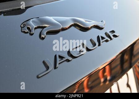 Danzig, Polen – 12. August 2022: Nahaufnahme des Jaguar Metallic-Logos Stockfoto