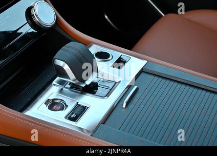 Danzig, Polen - 12. August 2022: Interieur-Accessoires von Jaguar Auto auf der Straße in der Stadt präsentiert Stockfoto