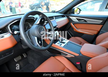 Danzig, Polen - 12. August 2022: Interieur-Accessoires von Jaguar Auto auf der Straße in der Stadt präsentiert Stockfoto