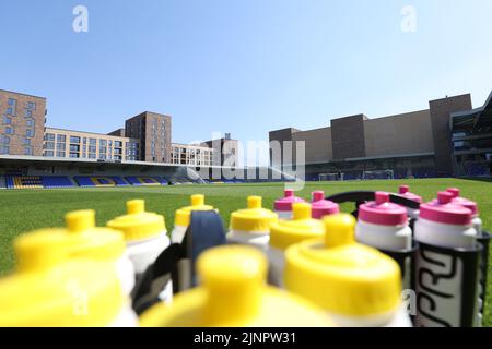 Wasserflaschen lagen vor dem zweiten Spiel der Sky Bet League im Cherry Red Records Stadium in London auf der Spielfeldseite. Bilddatum: Samstag, 13. August 2022. Stockfoto