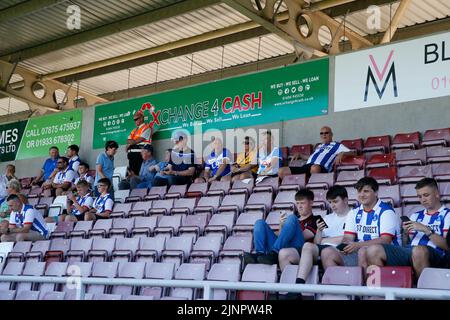 Die Spieler von Hartlepool United wärmen sich am Samstag, den 13.. August 2022, vor dem Spiel der Sky Bet League 2 zwischen Northampton Town und Hartlepool United im PTS Academy Stadium in Northampton auf. (Kredit: John Cripps | MI Nachrichten) Kredit: MI Nachrichten & Sport /Alamy Live Nachrichten Stockfoto