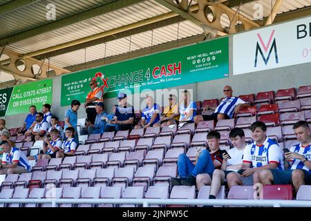 Die Spieler von Hartlepool United wärmen sich am Samstag, den 13.. August 2022, vor dem Spiel der Sky Bet League 2 zwischen Northampton Town und Hartlepool United im PTS Academy Stadium in Northampton auf. (Kredit: John Cripps | MI Nachrichten) Kredit: MI Nachrichten & Sport /Alamy Live Nachrichten Stockfoto