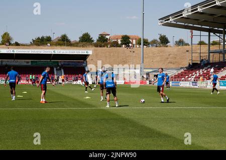 Die Spieler von Hartlepool United wärmen sich am Samstag, den 13.. August 2022, vor dem Spiel der Sky Bet League 2 zwischen Northampton Town und Hartlepool United im PTS Academy Stadium in Northampton auf. (Kredit: John Cripps | MI Nachrichten) Kredit: MI Nachrichten & Sport /Alamy Live Nachrichten Stockfoto