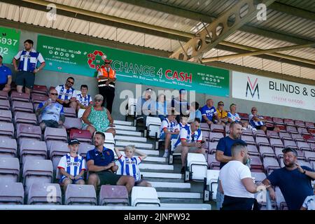 Die Spieler von Hartlepool United wärmen sich am Samstag, den 13.. August 2022, vor dem Spiel der Sky Bet League 2 zwischen Northampton Town und Hartlepool United im PTS Academy Stadium in Northampton auf. (Kredit: John Cripps | MI Nachrichten) Kredit: MI Nachrichten & Sport /Alamy Live Nachrichten Stockfoto