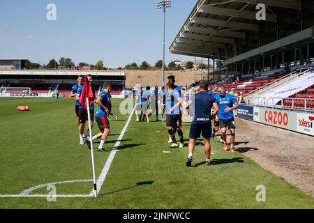 Die Spieler von Hartlepool United wärmen sich am Samstag, den 13.. August 2022, vor dem Spiel der Sky Bet League 2 zwischen Northampton Town und Hartlepool United im PTS Academy Stadium in Northampton auf. (Kredit: John Cripps | MI Nachrichten) Kredit: MI Nachrichten & Sport /Alamy Live Nachrichten Stockfoto