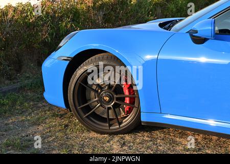 Danzig, Polen - 12. August 2022: Danzig, Polen - 12. August 2022: Blauer Porsche auf der Straße der Stadt Stockfoto