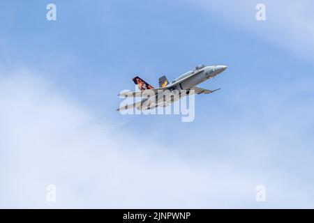 Spanische Luftwaffe - McDonnell Douglas EF-18M Hornet in der Luft beim Royal International Air Tattoo 2022 Stockfoto