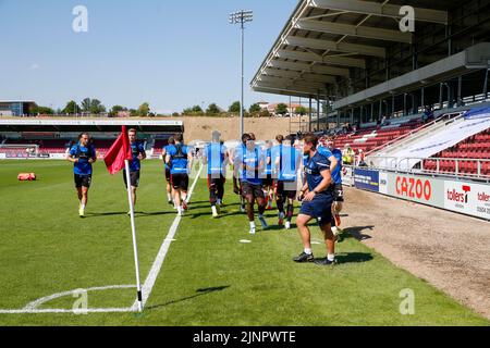 Die Spieler von Hartlepool United wärmen sich am Samstag, den 13.. August 2022, vor dem Spiel der Sky Bet League 2 zwischen Northampton Town und Hartlepool United im PTS Academy Stadium in Northampton auf. (Kredit: John Cripps | MI Nachrichten) Kredit: MI Nachrichten & Sport /Alamy Live Nachrichten Stockfoto