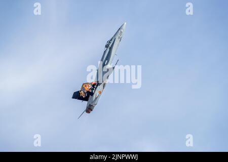 Spanische Luftwaffe - McDonnell Douglas EF-18M Hornet in der Luft beim Royal International Air Tattoo 2022 Stockfoto