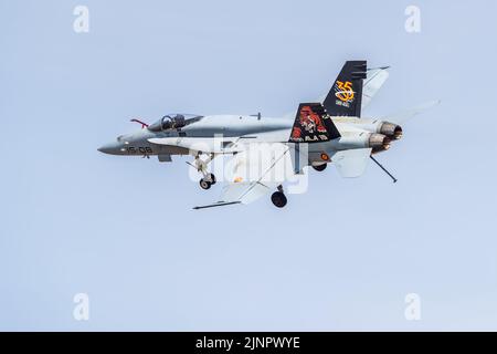 Spanische Luftwaffe - McDonnell Douglas EF-18M Hornet in der Luft beim Royal International Air Tattoo 2022 Stockfoto