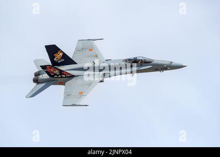 Spanische Luftwaffe - McDonnell Douglas EF-18M Hornet in der Luft beim Royal International Air Tattoo 2022 Stockfoto