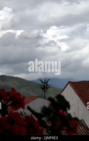 Dächer mit Bergen im Hintergrund Stockfoto