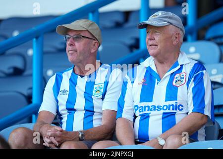 Huddersfield, Großbritannien. 13. August 2022. Huddersfield Town Fans vor dem Spiel in Huddersfield, Vereinigtes Königreich am 8/13/2022. (Foto von Steve Flynn/News Images/Sipa USA) Quelle: SIPA USA/Alamy Live News Stockfoto