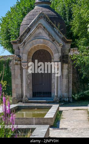 Kleines religiöses Gebäude im botanischen Garten der Kathedrale von Limoges, Frankreich Stockfoto