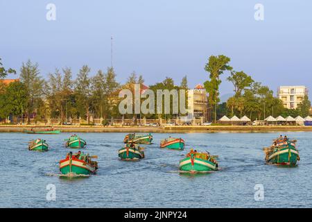 Kampot. Kambodscha. Provinz Kampot. Abfahrt der Fischerboote in der Abenddämmerung Stockfoto