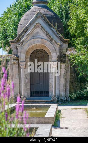 Kleines religiöses Gebäude im botanischen Garten der Kathedrale von Limoges, Frankreich Stockfoto