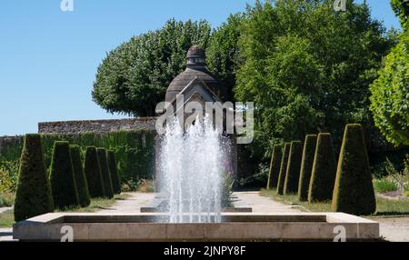 Kleines religiöses Gebäude im botanischen Garten der Kathedrale von Limoges, Frankreich Stockfoto