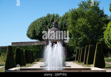 Kleines religiöses Gebäude im botanischen Garten der Kathedrale von Limoges, Frankreich Stockfoto