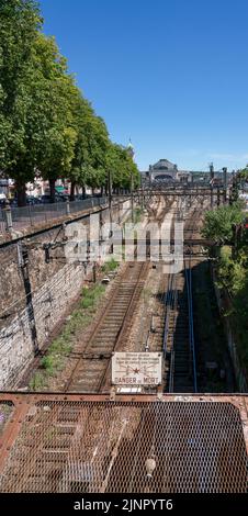 Elektrisiert werden die Bahngleise zum Gare de Limoges-Bénédictins, einem berühmten Bahnhof in Limoges Frankreich Stockfoto