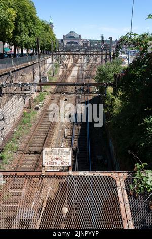 Elektrisiert werden die Bahngleise zum Gare de Limoges-Bénédictins, einem berühmten Bahnhof in Limoges Frankreich Stockfoto