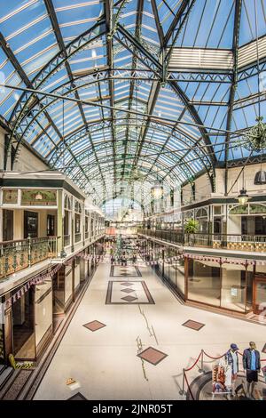 Im Inneren der Wayfarers Arcade in Southport, Lancashire.Dies ist ein typisch viktorianisches Design und wurde früher Leyland Arcade & Burton Arcade genannt. Stockfoto