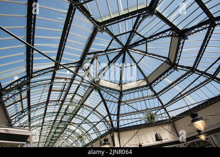 Im Inneren der Wayfarers Arcade in Southport, Lancashire.Dies ist ein typisch viktorianisches Design und wurde früher Leyland Arcade & Burton Arcade genannt. Stockfoto