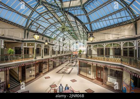 Im Inneren der Wayfarers Arcade in Southport, Lancashire.Dies ist ein typisch viktorianisches Design und wurde früher Leyland Arcade & Burton Arcade genannt. Stockfoto