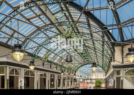 Im Inneren der Wayfarers Arcade in Southport, Lancashire.Dies ist ein typisch viktorianisches Design und wurde früher Leyland Arcade & Burton Arcade genannt. Stockfoto