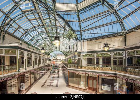 Im Inneren der Wayfarers Arcade in Southport, Lancashire.Dies ist ein typisch viktorianisches Design und wurde früher Leyland Arcade & Burton Arcade genannt. Stockfoto