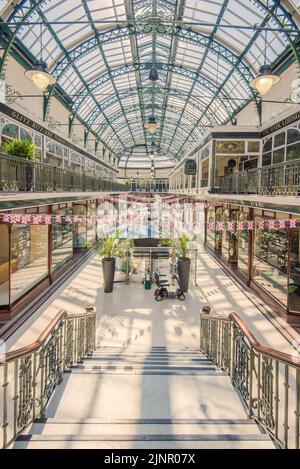 Im Inneren der Wayfarers Arcade in Southport, Lancashire.Dies ist ein typisch viktorianisches Design und wurde früher Leyland Arcade & Burton Arcade genannt. Stockfoto