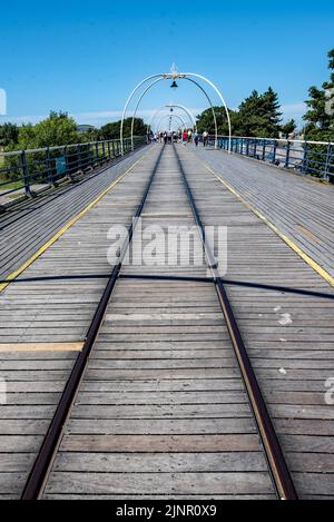 Der 2. längste Pier in Großbritannien mit 1108 Metern liegt in Southport Lancashire und ist ein traditioneller viktorianischer Pier. Es ist der älteste Eisensteg des Landes. Stockfoto