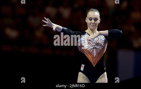 MÜNCHEN - Tisha Volleman im Einsatz beim Turnteam-Finale (f) am dritten Tag der Mehreuropameisterschaft. Die deutsche Stadt München wird 2022 eine kombinierte Europameisterschaft verschiedener Sportarten veranstalten. ANP IRIS VAN DEN BROEK Stockfoto