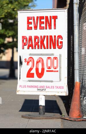 Seattle - 07. August 2022; Event Parking Standalone-Schild für $20 auf einem Bürgersteig in Seattle Stockfoto