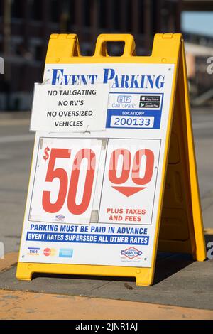 Seattle - 07. August 2022; Preis für das Parken auf einem Bürgersteig-Zelt Zeichen von $50 mit Zahlungsmethoden Stockfoto