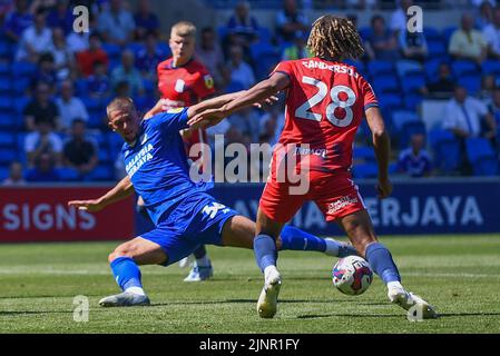 Max Watters #36 von Cardiff City greift Dion Sanderson #28 von Birmingham City an Stockfoto