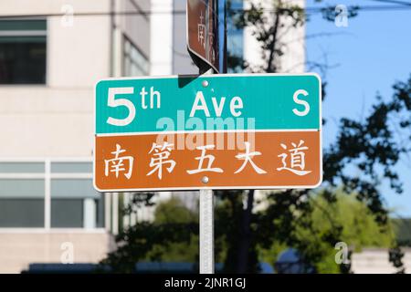 Seattle - 07. August 2022; Mehrsprachiges Straßenschild im Internationalen Bezirk von Seattle Stockfoto