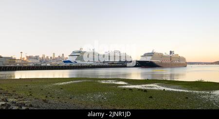 Seattle - 07. August 2022; die Kreuzschiffe Discovery Princess und Ankunft von Westerdam am Pier 91 in Seattle, wenn die Sonne an einem Ebbe-Sommermorgen aufgeht Stockfoto