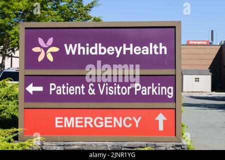 Couperville, WA, USA - 11. August 2022; Schild für Whidbey Health und Notfallrichtung Stockfoto