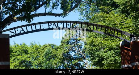 Seattle - 07. August 2022; gewölbtes Metallschild für die Seattle Pacific University Stockfoto