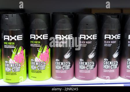 Tjumen, Russland-30. Juni 2022: Spray von Axt Deodorant auf den Regalen des Hypermarktes. Kaufhaus vor Ort Stockfoto