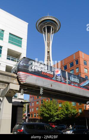 Seattle - 07. August 2022; Seattle Monorail in Pepsi Zero Sugar-Werbung auf einer erhöhten Schiene vor der Space Needle eingewickelt Stockfoto