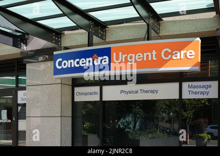 Seattle - 07. August 2022; Schild am Concentra Urgent Care Gebäude in Seattle in Orange und Blau Stockfoto