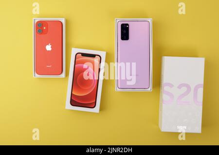 Tjumen, Russland-18. Juli 2022: Samsung S20 FE, Fan Edition und Apple iPhone 12 Mini Produkt rot. Flach liegend. Auswahl eines neuen Smartphones Stockfoto