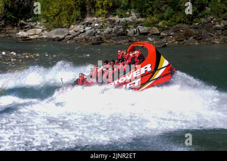 Besucher genießen den Nervenkitzel mit hoher Geschwindigkeit auf einem Shotover Jet-Flachbodenboot, das mit zwei 350 Mercruiser V8-Motoren angetrieben wird und ein kombiniertes 700-Pferd produziert Stockfoto