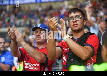 Cardiff, Großbritannien. 13. August 2022. Anhänger der Stadt Birmingham applaudieren am 8/13/2022 in Cardiff, Großbritannien, dem Team. (Foto von Mike Jones/News Images/Sipa USA) Quelle: SIPA USA/Alamy Live News Stockfoto