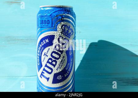 Tjumen, Russland-02. August 2022: Tuborg, ein dänisches Brauunternehmen, das 1873 in Hellerup gegründet wurde, eine Dose alkoholfreies Bier Stockfoto