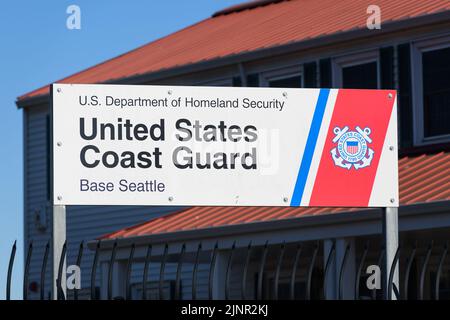 Seattle - 07. August 2022; Zeichen für die United States Coast Guard Base Seattle Stockfoto