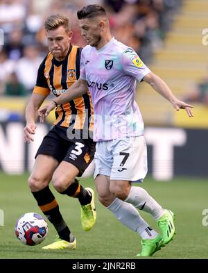 Callum Elder von Hull City und Milot Rashica von Norwich City (rechts) während des Sky Bet Championship-Spiels im MKM-Stadion, Hull. Bilddatum: Samstag, 13. August 2022. Stockfoto